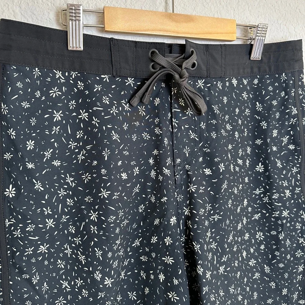 prAna Vintage Boardshort Mens 30 Black Above Floral Stretch Swim Trunks 1972761